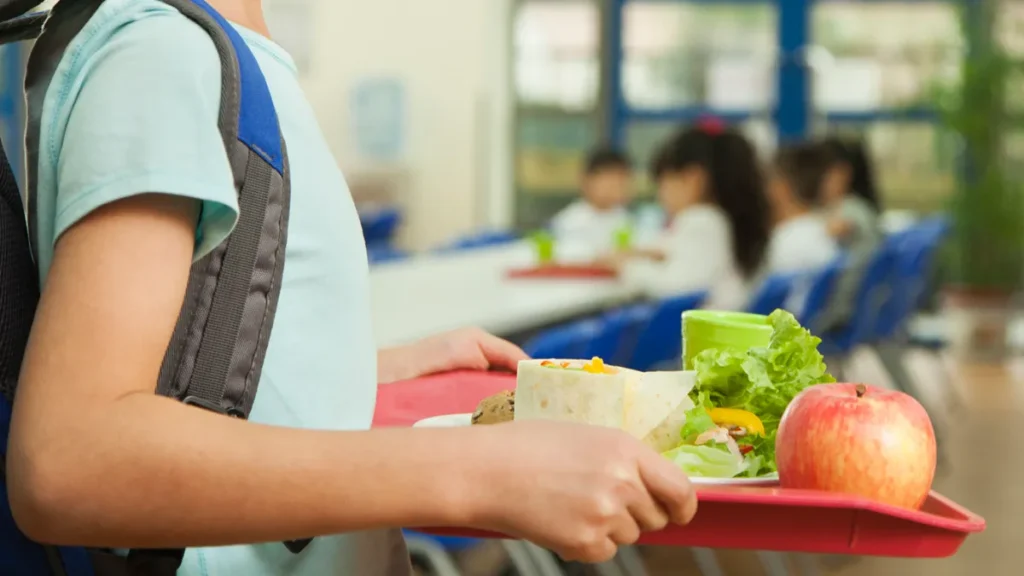 Mostrando que uma escola deve ter uma alimentação vegetariana para os filhos